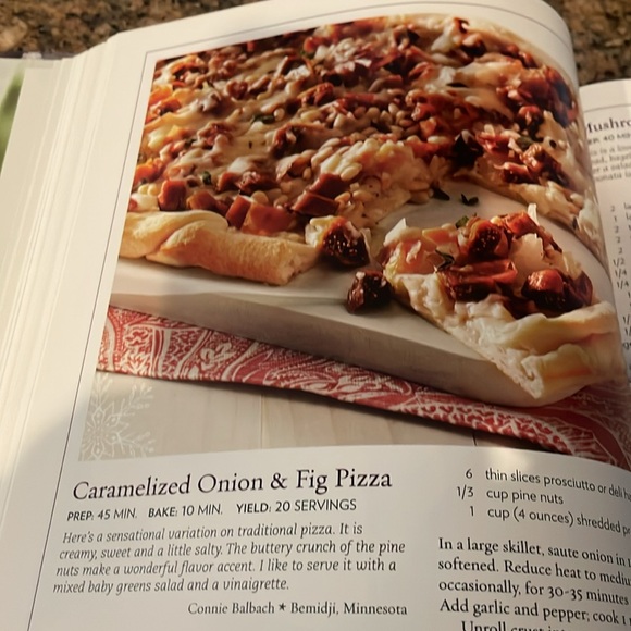 Taste of Home Christmas 2011 Hardcover Cookbook recipes & all things Christmas - Picture 4 of 5